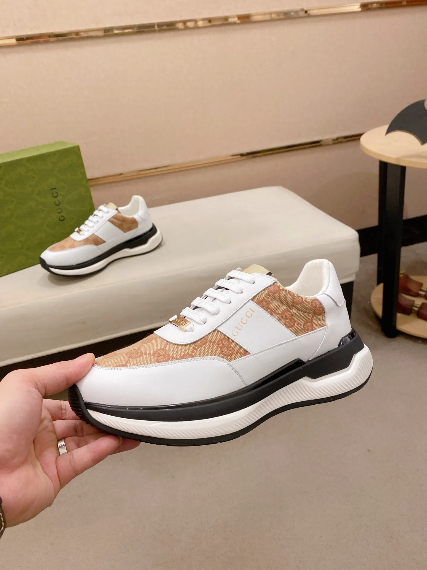 Men's shoes 💰 462💰The new GUCCI (Gucci) counters are launched simultaneously. The new men's shoes, 😘fabrics are selected from imported cowhide, and the lining is sheepskin lining. 👍🏿 High-end ☄️ air-cushion molded anti-slip rubber outsole, exquisite lines, simple and elegant, comfortable and high-end for leisure travel. Code number: 38 to 44 (45 can be customized and cannot be returned or exchanged)